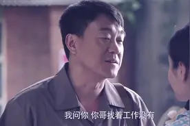 漂亮小姑娘翻包，还叫此人傻爸，这二人的关系不一般视频封面