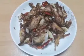 家庭版油炸小扒皮鱼，味道好的很。