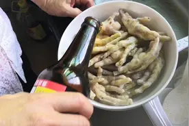 浙江绍兴农村，婆婆用香糟卤做了卤鸡爪，午饭烧了炸响铃和煎带鱼