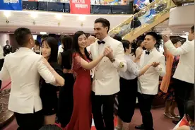 西瓜PLAY：秀厨娘参加船长舞会，和帅气的水手共舞，美的合不拢嘴