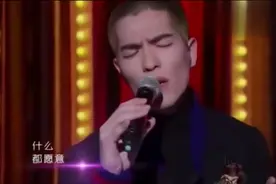 萧敬腾现场翻演绎王菲《我愿意》，一开口就沉醉了，实力太强！