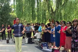 上百大爷大妈公园合唱《我们的生活充满阳光》，堪比经典演唱会！