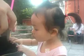 幼儿园小班第二天，6个小朋友中午不睡觉，没想到老师让她干这个