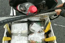 外卖小哥从早跑到晚，一天总共跑下48单，收入能超过400吗？视频封面