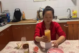 苹果不要再直接吃了，加上蜂蜜放入榨汁机，一杯不够喝