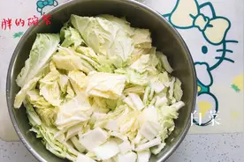 小胖每月工资3000块，中午3块钱一棵白菜，这样做，吃了一盆米饭