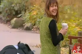 国外爆笑街头恶搞：身材滚圆的肥佬跌倒，像皮球一样滚出去视频封面