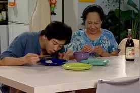 姥姥带回来一要饭的远方亲戚，连吃三大碗饺子，好家伙真能吃！视频封面