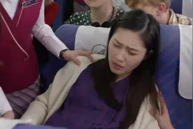 孕妇在飞机早产，抗拒专业医生为其接生，太多人看了不好意思视频封面