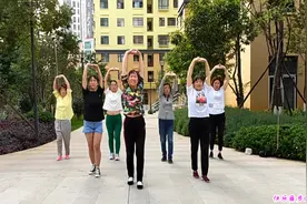 红姐陪着在昆明新认识的朋友一起自娱自乐跳《快乐舞步健身操》