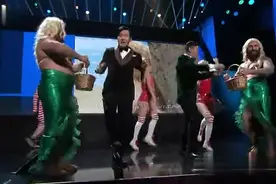 筷子兄弟的神曲《小苹果》现场版，在国外也很受欢迎，太魔性视频封面