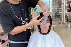 瓜子脸小姐姐希望变可爱，发型师说这款短发一定让男人爱上你