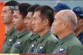 父子俩同上阅兵场接受检阅 他们的10年之约实现了视频封面