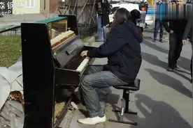 【翰森钢琴】流浪汉老爷子的街头钢琴演奏，一看就是有故事的人视频封面
