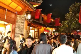 晚上9点的丽江古城，7平方公里内，9万人流涌动
