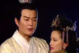 小乔劝周瑜不要儿女情长，周瑜：人非草木，焉能无情？