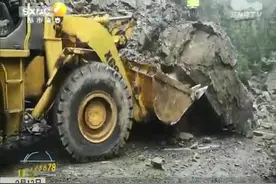 陕西连续降雨致108国道周佛段道路中断近30小时视频封面
