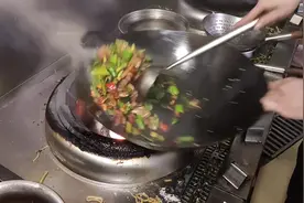 青椒炒肉到底要不要加水？今天吃饭时溜进后厨，终于明白了