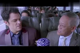 你让我帮你拿一盒骨灰老外一脸嫌弃,老人家讲完后变得毕恭毕敬