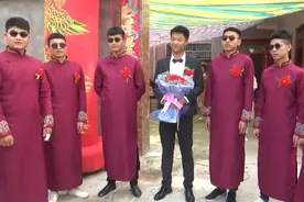河南一小伙结婚，伴郎穿红色大褂配黑色墨镜，个个都帅气。