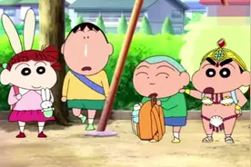 小新的衣服真是很有范啊，一直搞不懂哪里来的这些衣服，超搞怪的