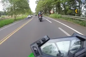 川崎Z800山路骑行，骑大排量机车就是给力，稍微拧下油门就超车了视频封面