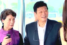 儿媳到车站接农村公婆，没想到儿媳的这身打扮，公公竟然~~视频封面