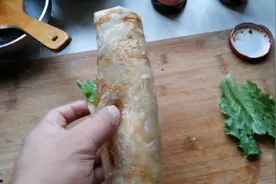 小伙做鸡蛋灌饼说成本只有2块钱，卖5块钱一个，利润不低啊