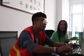 美女问小伙关于唱歌的问题，小伙的回答太搞笑了