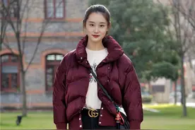 穿羽绒服时，挑对颜色是关键，建议多穿这3种“高级色”，很减龄图片
