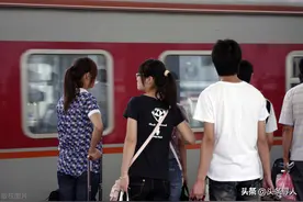女大学生背行李站在火车上，“像肉包子左推右靠”！帅气男生：妹妹，我的位置给你图片