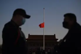 现场| 天安门广场时隔十年再下半旗，是为了他们图片