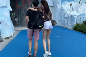 熊黛林晒照庆祝结婚5周年，霸气把老公搂在怀里，腿比男生还长图片