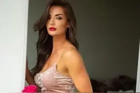 美国健身博主，带你用一根弹力带，练出“蜜桃臀”一起来打卡吧图片