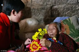 百岁母亲照顾儿子59年，生命垂危之际的一声呐喊让人落泪图片