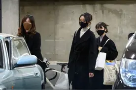 50岁工藤静香和两女儿首同框，全黑装气势强，光希抢镜心美宠妹图片