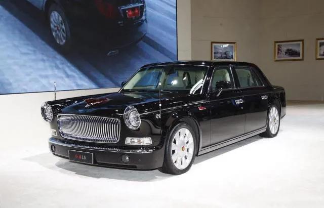 且其他经典元素都予以了保留,车灯设计延续了老红旗的圆灯和筒状翼子