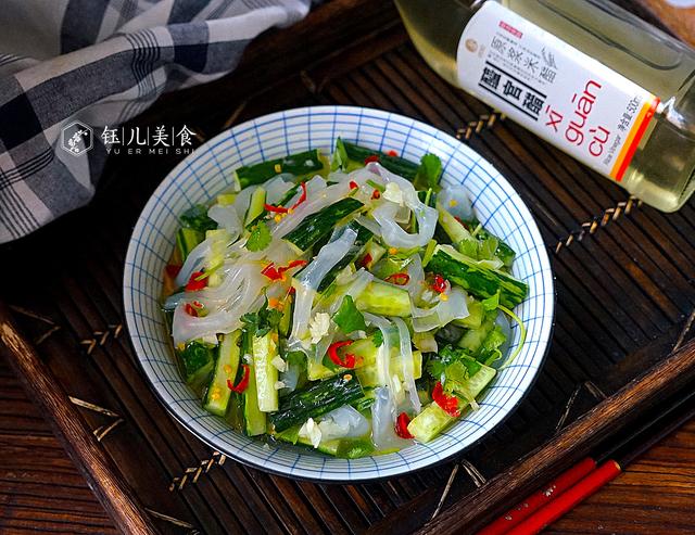 快入夏了，凉拌菜吃起来，教你凉皮更好吃的做法，吃一次念念不忘