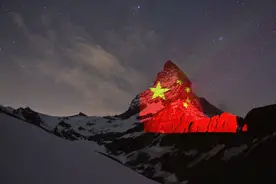 2021南方周末新年献词 | 哪怕世界在历史三峡中漂流，你我有彼此在图片