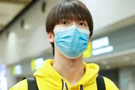 陈宥维黄色连帽卫衣搭牛仔背带裤，大男孩青春又阳光，时尚感slay图片