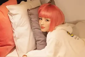 “假脸换头”外国美女晒照，竟被留言吐槽：比我还像个人……图片