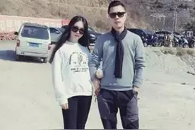 “最年轻爸爸”火了，与女儿相差25岁似情侣，女儿澄清：这是我爸图片