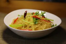 炝拌土豆丝要想又脆又香只需一个小妙招，做法一学就会，做起来图片