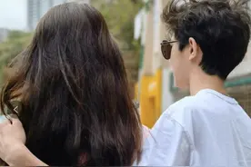 袁咏仪14岁儿子罕晒照，揽妈妈肩膀高调示爱，棱角分明比妈妈还高图片