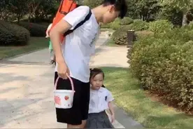 大20岁的哥哥送妹妹上学，怕老师误会成爸爸，费尽心思打扮图片