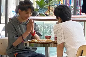 丁真在三里屯被偶遇，穿短袖卫衣少年感十足，生图下颜值获赞图片