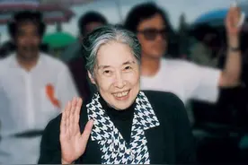 王光美葬礼，儿子刘源手捧遗像敬军礼，2位特殊人物在场失声痛哭图片