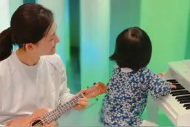 张杰谢娜带两个女儿旅行，跳跳俏俏已经是中长发，个头不一样高图片