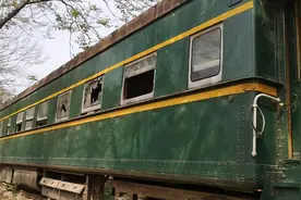 郑州世纪欢乐园闭园后，81岁的“宋庆龄专列”仍遭人为破坏！管理方：车门用铁丝缠住，很快会被打开图片