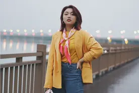 腰圆腿粗的女人，少穿打底裤，学学这位胖女人的穿着，显瘦还时髦图片